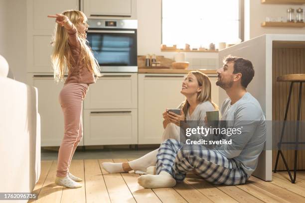 familia joven y alegre que se divierte en la cocina - papa niña baile fotografías e imágenes de stock