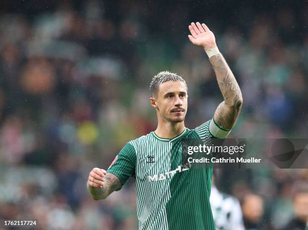 Marco Friedl of Werder Bremen applauds the fans after the Bundesliga match between SV Werder Bremen and 1. FC Union Berlin at Wohninvest Weserstadion...