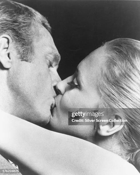 Thomas Crown, played by American actor Steve McQueen , kisses Vicki Anderson, played by Faye Dunaway in 'The Thomas Crown Affair', directed by Norman...