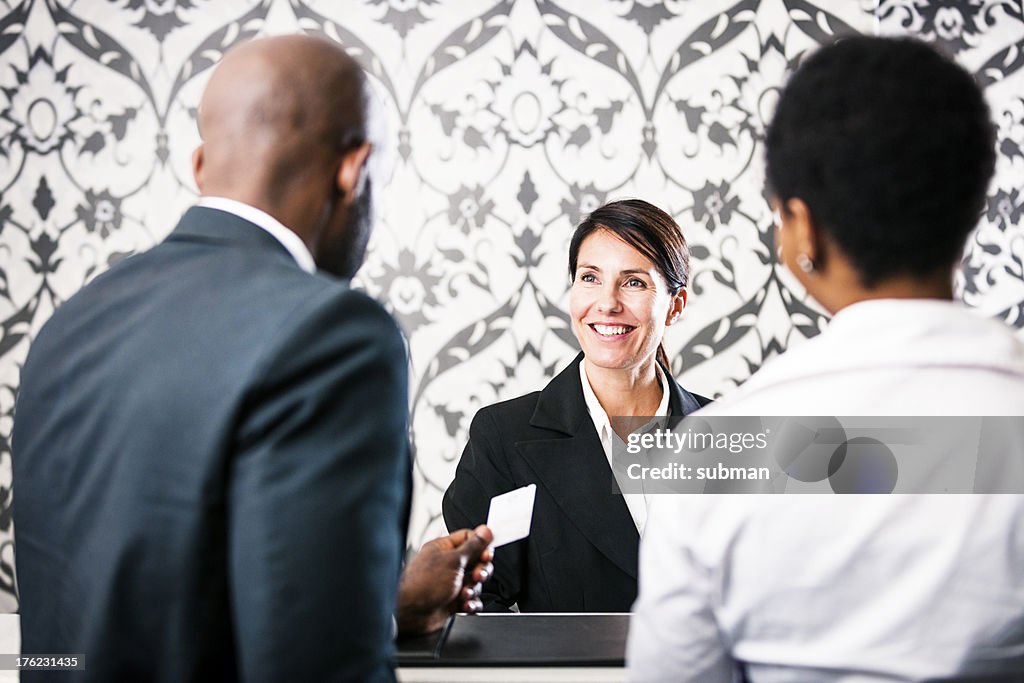 Coppia di check-in in hotel