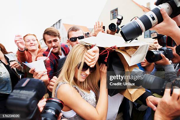 la privacidad es el precio de la fama - paparazzo fotografías e imágenes de stock
