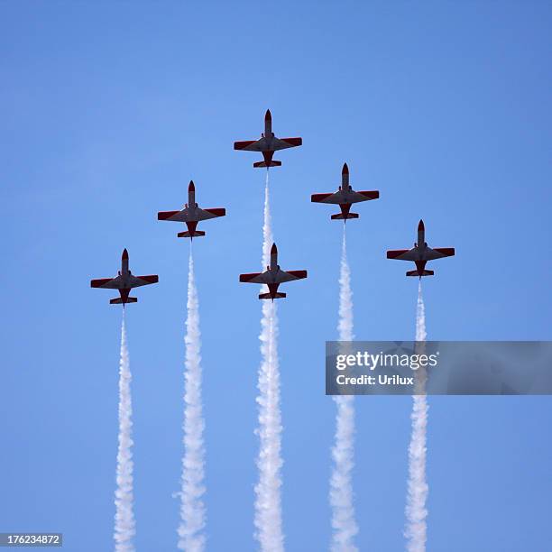 español acrobacia aérea de la fuerza aérea equipo realiza una a fly (estacione y vuele) - espectáculo aéreo fotografías e imágenes de stock