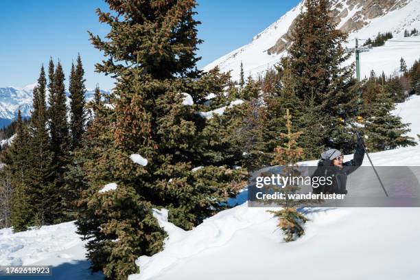 schneeschuhwandern im skigebiet lake louise, kanada - lake louise skigebiet stock-fotos und bilder