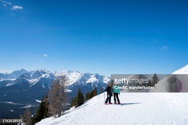 zwei schneeschuhwanderer auf dem skiberg lake louise - lake louise skigebiet stock-fotos und bilder