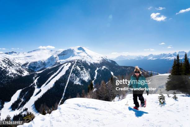 schneeschuhwandern im skigebiet lake louise, kanada - lake louise skigebiet stock-fotos und bilder