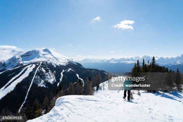 schneeschuhwandern auf den berggipfeln des lake louise - lake louise skigebiet stock-fotos und bilder