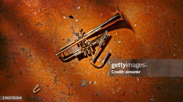 zerbrochene trompete auf dem boden - musikzubehör stock-fotos und bilder