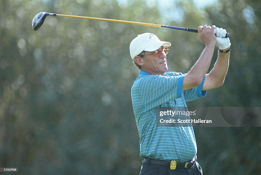 Maury Povich hits a shot