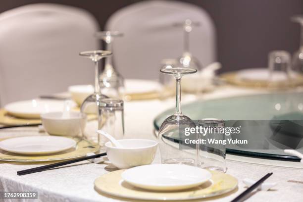 close-up of tableware on the dining table - banquet hall stockfoto's en -beelden