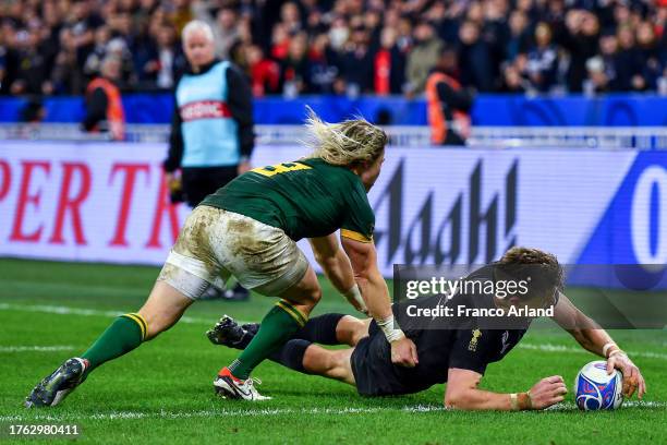 Beauden Barrett of New Zealand scores a try during the Rugby World Cup France 2023 Gold Final match between New Zealand and South Africa at Stade de...