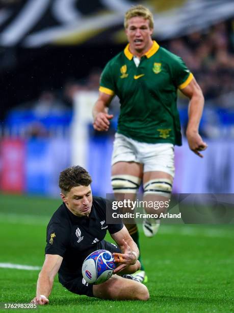 Beauden Barrett of New Zealand controls the ball whilst under pressure from Pieter Steph du Toit of South Africa during the Rugby World Cup France...