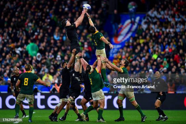Scott Barrett of New Zealand competes for the ball with Franco Mostert of South Africa during the Rugby World Cup France 2023 Gold Final match...