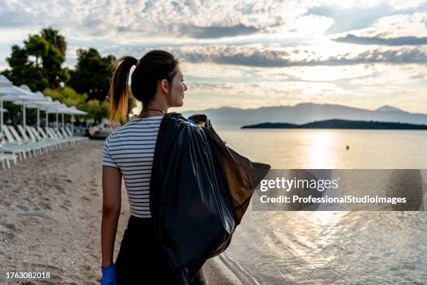 belleza de playa y deber combinados - turismo responsable fotografías e imágenes de stock