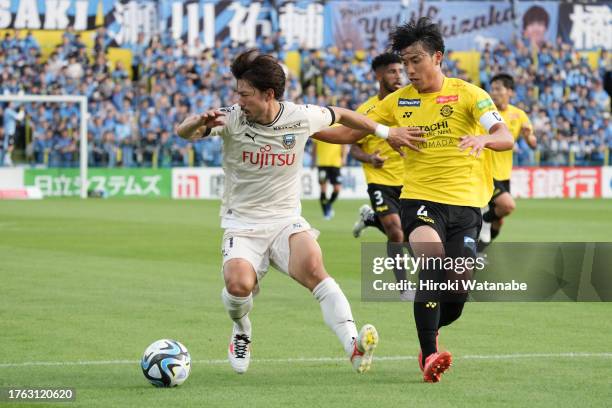 Tiyo Koga of Kashiwa Reysol and Akihiro Ienaga of Kawasaki Frontale compete for the ball during the J.LEAGUE Meiji Yasuda J1 31st Sec. Match between...