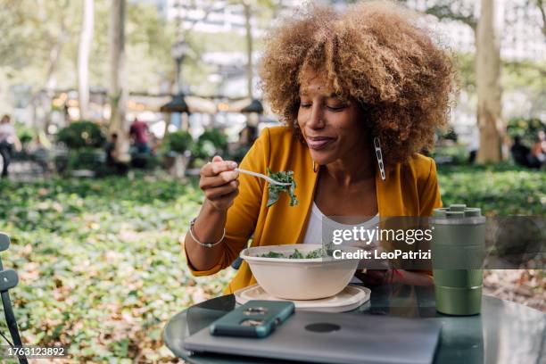 geschäftsfrau in der mittagspause im freien - mittagspause stock-fotos und bilder