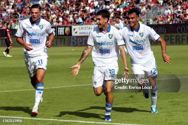 Matias Soulè of Frosinone celebrates his goal with the team-mates during the Serie A TIM match between Cagliari Calcio and Frosinone Calcio at...