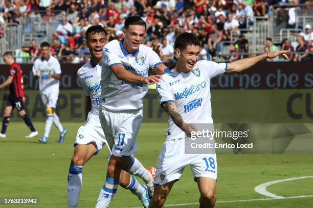 Matias Soulè of Frosinone celebrates his goal with the team-mates during the Serie A TIM match between Cagliari Calcio and Frosinone Calcio at...