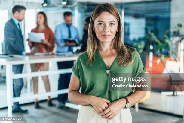 retrato de una empresaria moderna - mujer feliz sola 30 35 fotografías e imágenes de stock