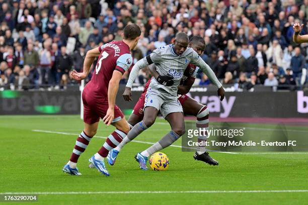 Abdoulaye Doucoure of Everton during the Premier League match between West Ham United and Everton FC at London Stadium on October 29, 2023 in London,...