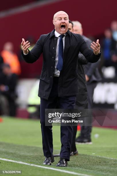 Sean Dyche, Manager of Everton, reacts during the Premier League match between West Ham United and Everton FC at London Stadium on October 29, 2023...