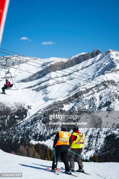 blinder mann skifahren in kanada - lake louise skigebiet stock-fotos und bilder