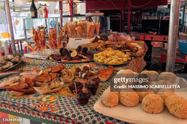 street food market in palermo city - streetfood stock-fotos und bilder