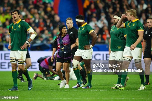 South Africa physio Rene Naylor informs Siya Kolisi of South Africa that his team mate Bongi Mbonambi has been injured during the Rugby World Cup...