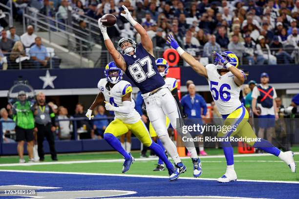 Jake Ferguson of the Dallas Cowboys scores a touchdown over Christian Rozeboom of the Los Angeles Rams in the first quarter at AT&T Stadium on...