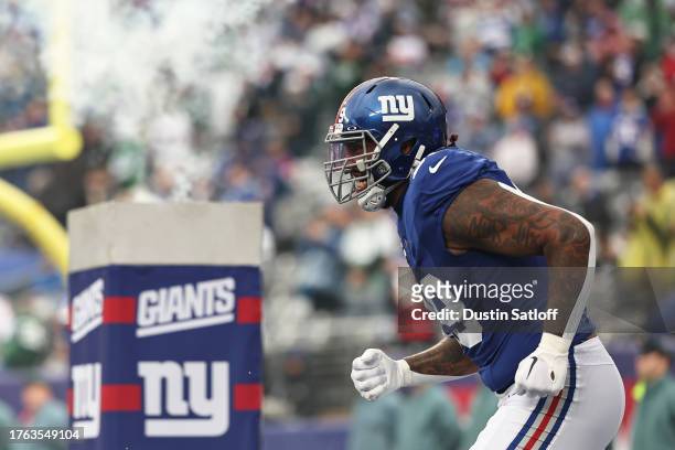 Leonard Williams of the New York Giants runs onto the field prior to a game against the New York Jets at MetLife Stadium on October 29, 2023 in East...