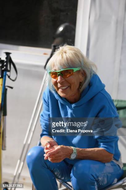 active senior female coach with colored blue hair wearing warm clothing relaxing after roller skating training - blues media call and training stock pictures, royalty-free photos & images