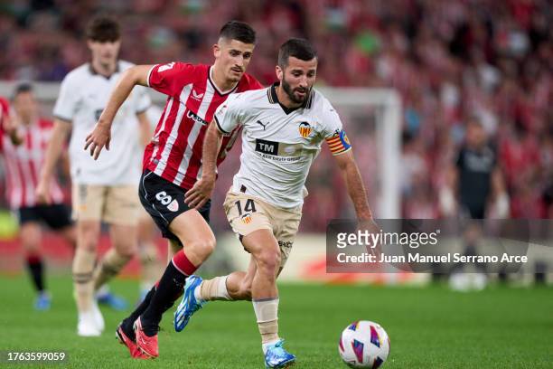 Oihan Sancet of Athletic Club duels for the ball with Jose Gaya of Valencia CF during the LaLiga EA Sports match between Athletic Bilbao and Valencia...