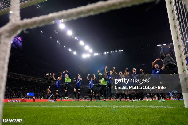 Players of FC Internazionale celebrate the victory after the Serie A TIM match between FC Internazionale and AS Roma at Stadio Giuseppe Meazza on...