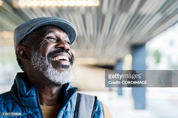 portrait and close-up of happy and smiling man. - béret photos et images de collection