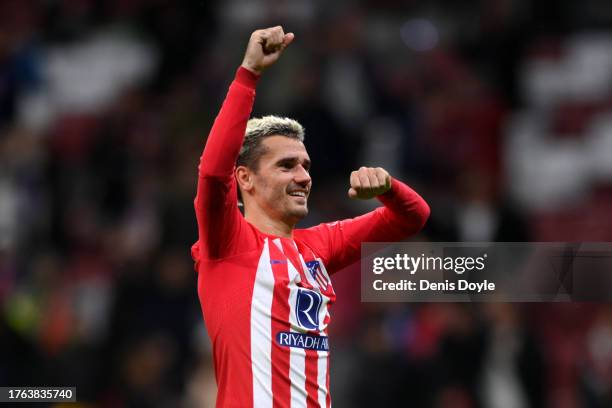 Antoine Griezmann of Atletico Madrid celebrates victory at full-time following the LaLiga EA Sports match between Atletico Madrid and Deportivo...