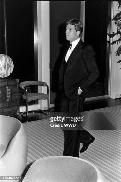 Ryan O'Neal attends a party at the Mengers residence in Los Angeles, California, celebrating the premiere of "Barry Lyndon" on December 20, 1975.