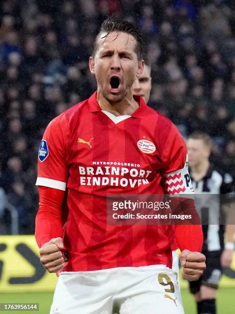 Luuk de Jong of PSV celebrates 0-1 during the Dutch Eredivisie match between Heracles Almelo v PSV at the Polman Stadium on November 4, 2023 in...