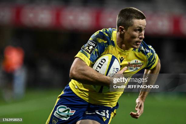 Clermont's Australian full-back Alex Newsome runs to score Clermont's third try during the French Top14 rugby union match between ASM Clermont...