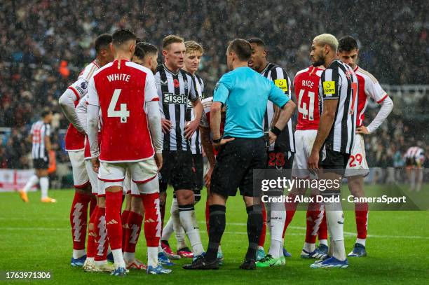 Players surround referee Stuart Attwell as VAR checks the Newcastle United goal during the Premier League match between Newcastle United and Arsenal...