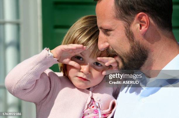 Norwegian Crownprince Haakon and his daughter princess Ingrid Alexandra pose 03 September 2007 during a photosession in the grounds of their Skaugum...