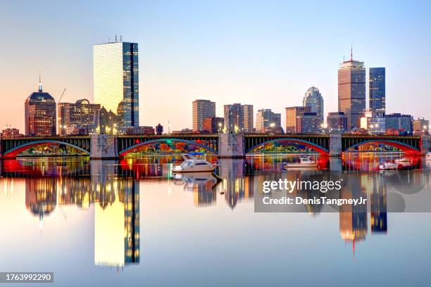 skyline de back bay em boston ao longo do rio charles - rio charles - fotografias e filmes do acervo