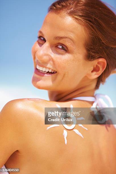 soleil et la peau peut être un heureux combination. avec le - can beach sun photos et images de collection