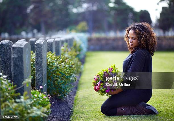 paying her respects - blank gravestone 個照片及圖片檔