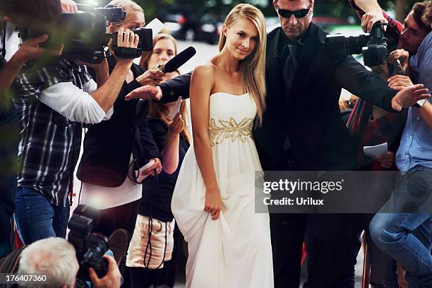 calma en medio de la alfombra roja caos - bodyguard fotografías e imágenes de stock