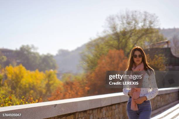 autumn portrait of a beautiful young woman outdoors - lerexis stockfoto's en -beelden