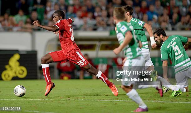 Olivier Occean of Kaiserslautern wins the sprint against his opponents during the second Bundesliga match between SpVgg Greuther Fuerth and 1. FC...