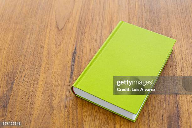 book on a table - book on table foto e immagini stock