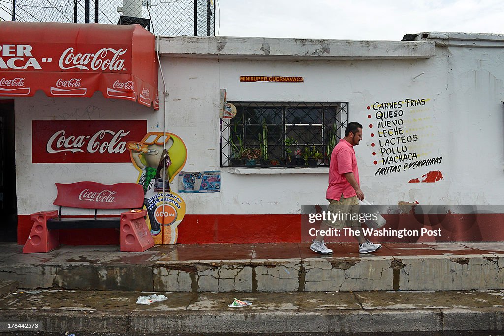 HERMOSILLO, Sonora - JULY 19:   Milton Tepeyac, 37, picks up a 