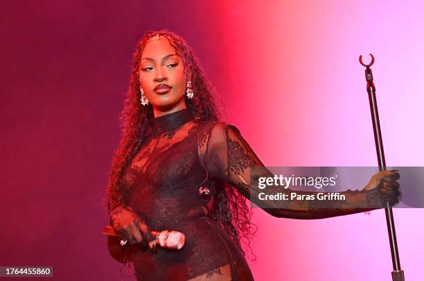 Temes Singer 97 Tems Singer Stock Photos, High-Res Pictures, and Images - Getty Images