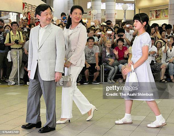 Crown Prince Naruhito , Crown Princess Masako and Princess Aiko are seen upon arrival at Izukyu Shimoda station on August 12, 2013 in Shimoda, Japan....