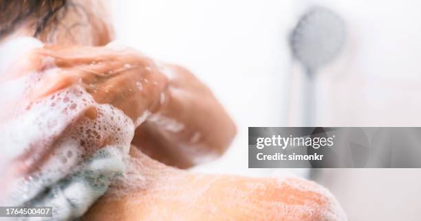 frau mit dusche - badeschaum stock-fotos und bilder